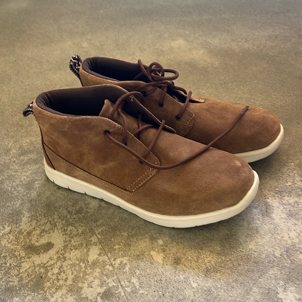 Ugg shoes size 4 waterproof chukka brand new